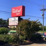 Straßenschild vom Red Roof Inn Montgomery