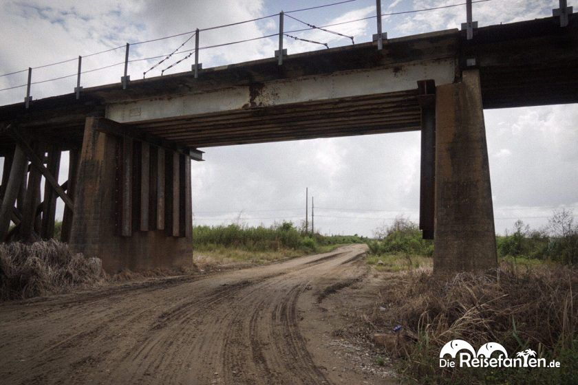 Eisenbahnbrücke in den Sümpfen nahe New Orleans