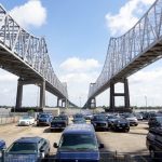 Die mächtige Brücke über den Mississippi, vom City Sightseeing New Orleans Bus aus gesehen