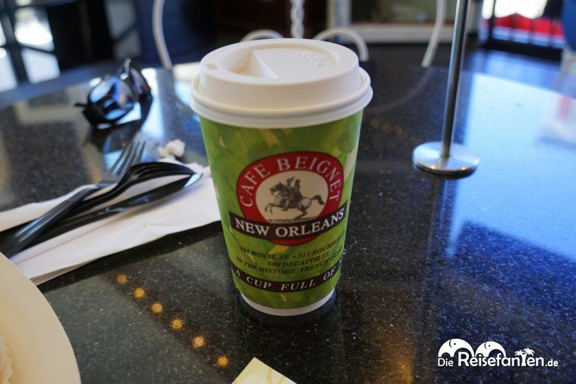 Milchkaffee im Café Beignet Royal in New Orleans