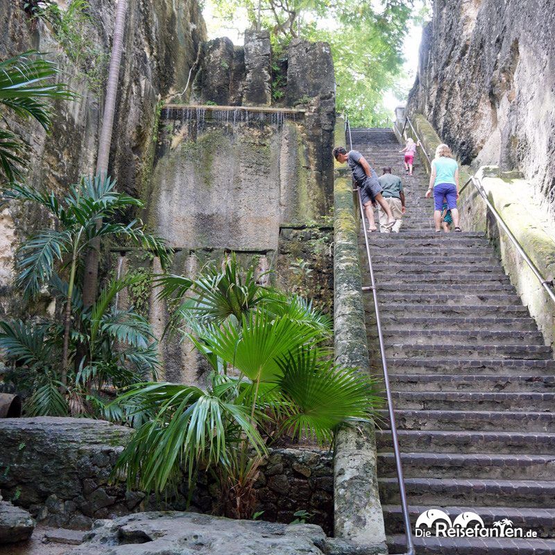 Die Queen's Staircase in Nassau von unten gesehen