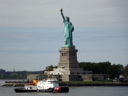 Vorbeifahrt an der Freiheitsstaue in New York