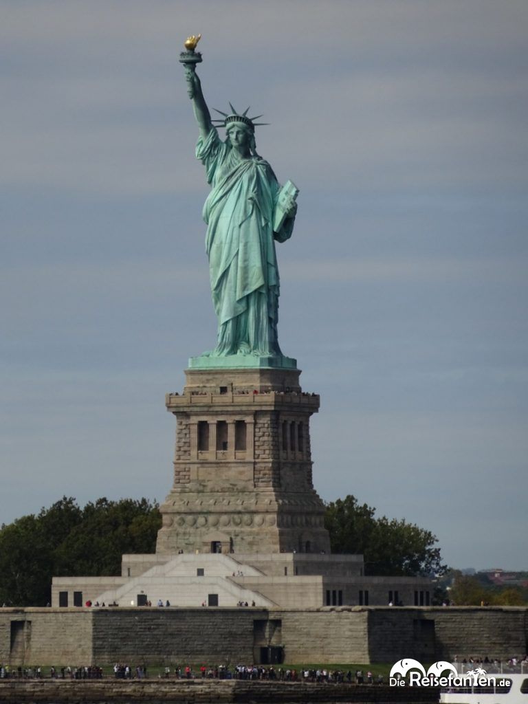 Mit der Staaten Island Ferry entlang der Freiheitsstatue in New York