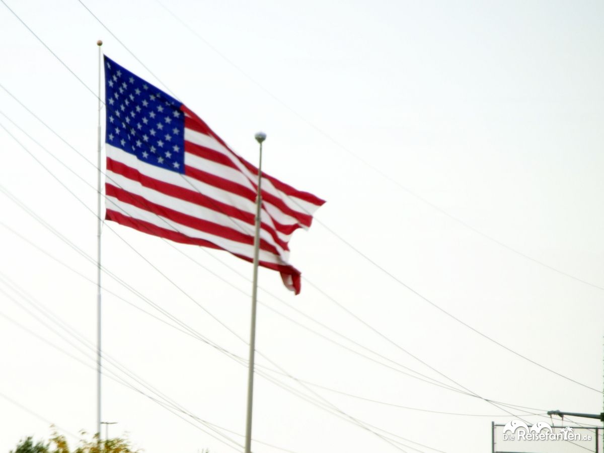 Die Flagge der USA weht im Wind