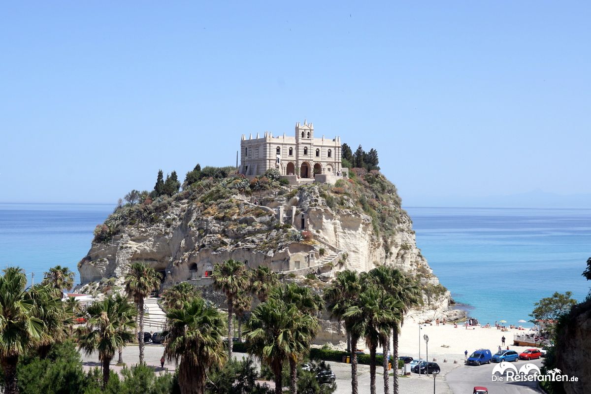 Die Wallfahrtskirche Santa Maria dell’Isola auf ihrem Hügel