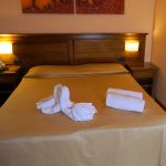 Doppelbett im Hotel Tropis in Tropea