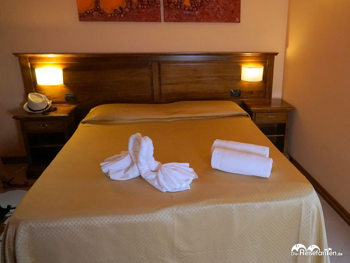 Doppelbett im Hotel Tropis in Tropea