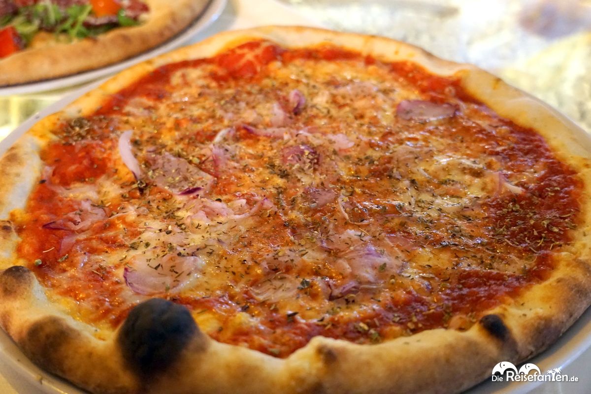 Eine Pizza mit Cipolla Rossa di Tropea