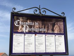 Infotafel zur Chiesetta di Piedigrotta in Pizzo