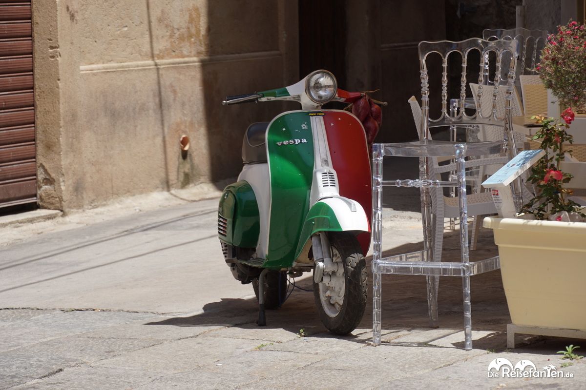 Italienische Vespa vor dem Restaurant That's Amore in Tropea