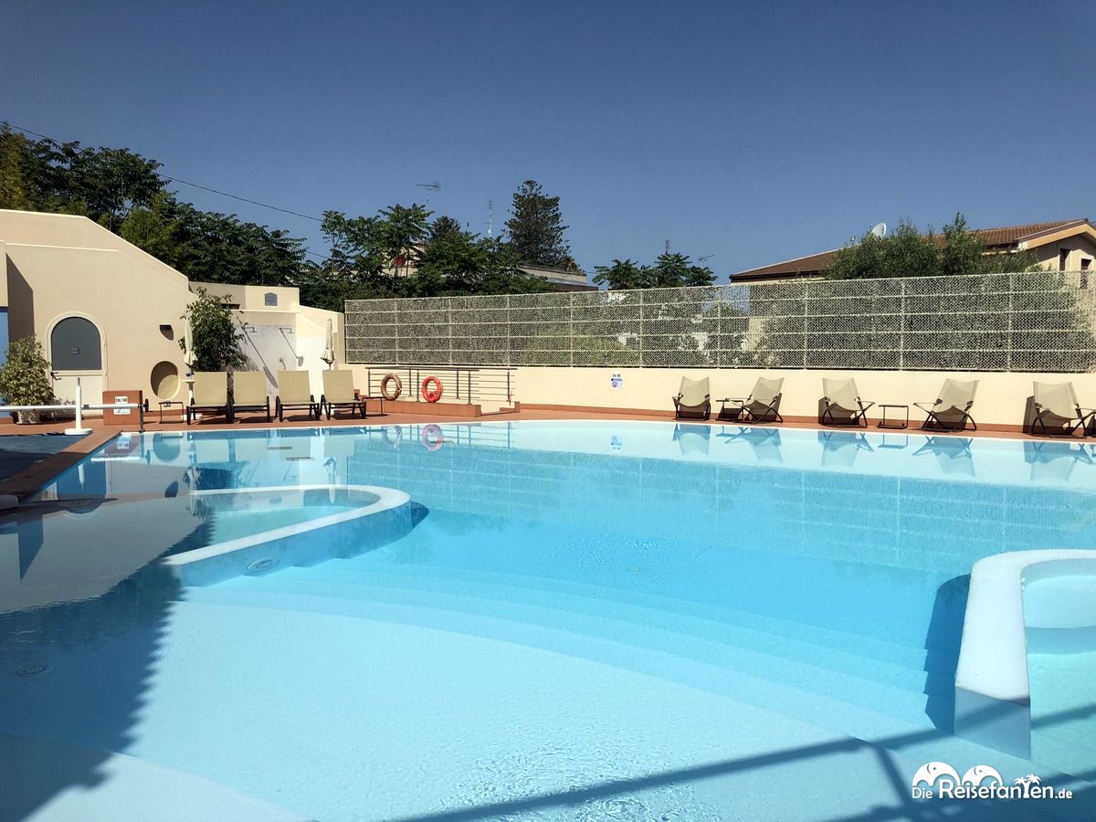 Pool im Hotel Tropis in Tropea