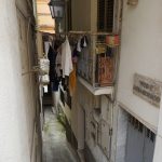 Wäscheleine in einer Gasse in Pizzo