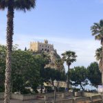 Blick auf Kirche Santa Maria dell Isola in Tropea