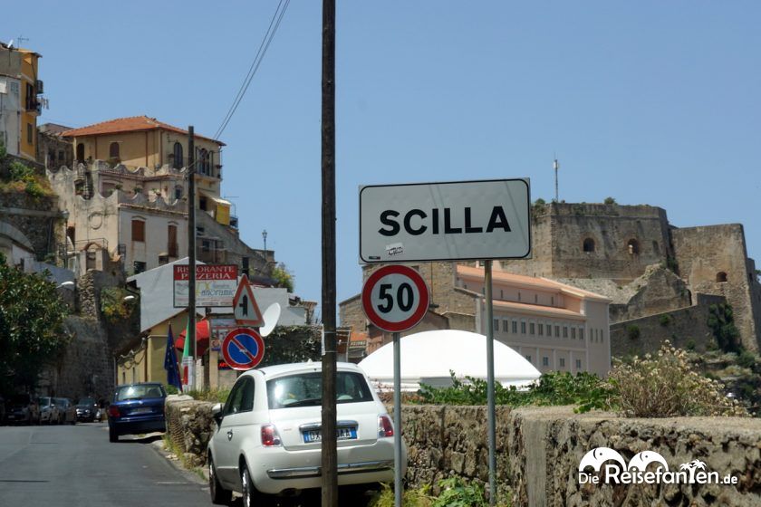 Das Ortsschild von Scilla in Italien