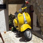 Eine gelbe Vespa im italienischen Scilla