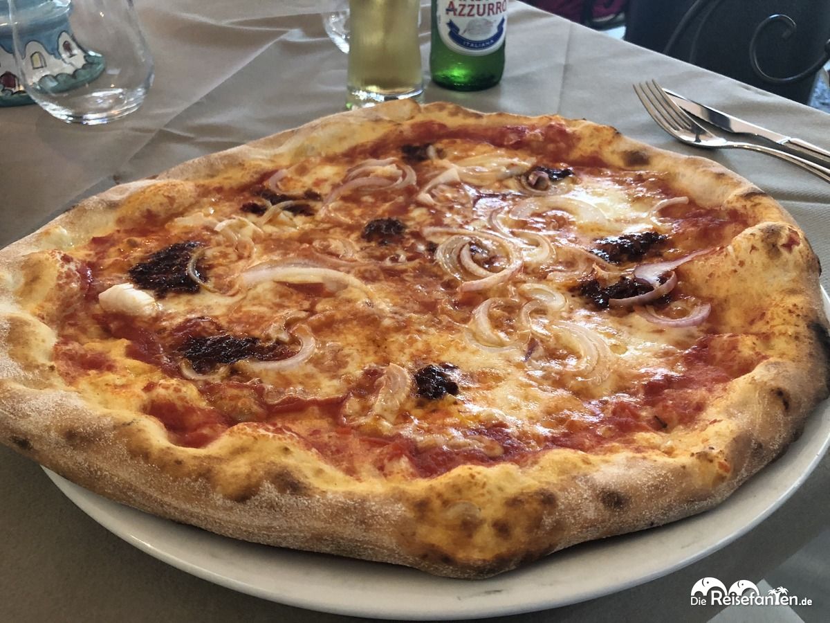 Pizza Cipolla in der Pizzeria La Boheme in Tropea