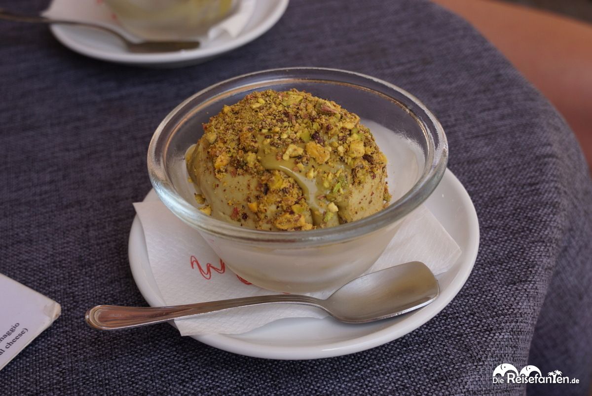 Tartufo Pistacchio im Caffe del Corso in Tropea