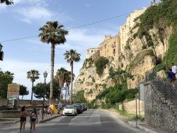 Weg zum Strand und Aufgang zur Oberstadt