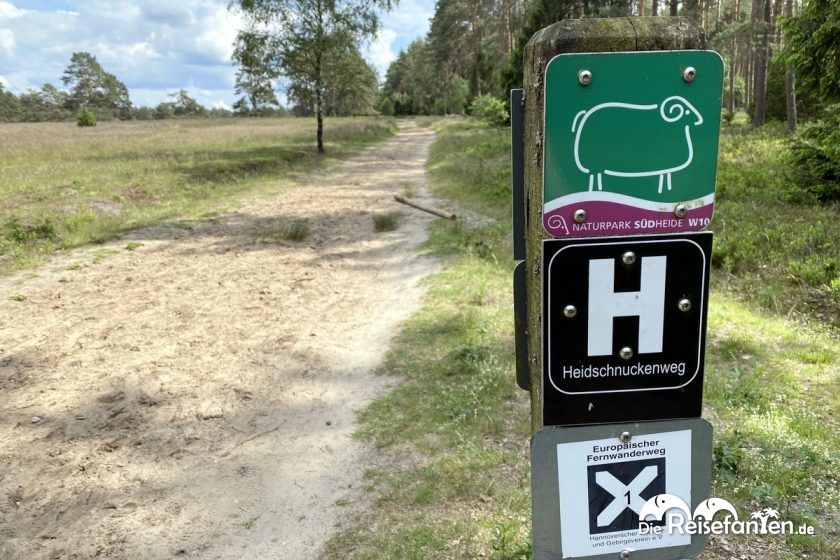 Diverse Schilder zum Wanderweg W10 und Heidschnuckenweg in der Lüdeburger Heide