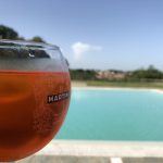 Drink am Pool im Agriturismo Creta Rossa