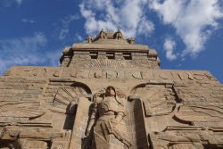 Blick hinauf auf das Völkerschacht Denkmal in Leipzig