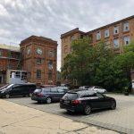 Blick über den Parkplatz der alten Wollspinnerei in Leipzig