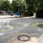 Brunnen am Eingang zum Herzogenriedpark in Mannheim.jpg