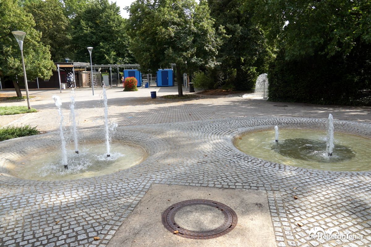 Brunnen am Eingang zum Herzogenriedpark in Mannheim.jpg