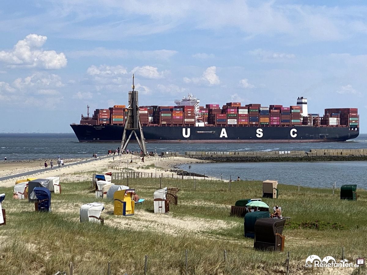 Die Kugelbake in Cuxhaven im Vordergrund