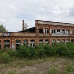 Durch Plakate wird auf die Präsenz von Sicherheitsdiensten an der Wollspinnerei in Leipzig aufmerksam gemacht