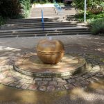 Ein Apfelbrunnen im Herzogenriedpark in Mannheim.jpg