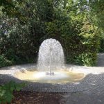 Einer der vielen Brunnen im Herzogenriedpark in Mannheim