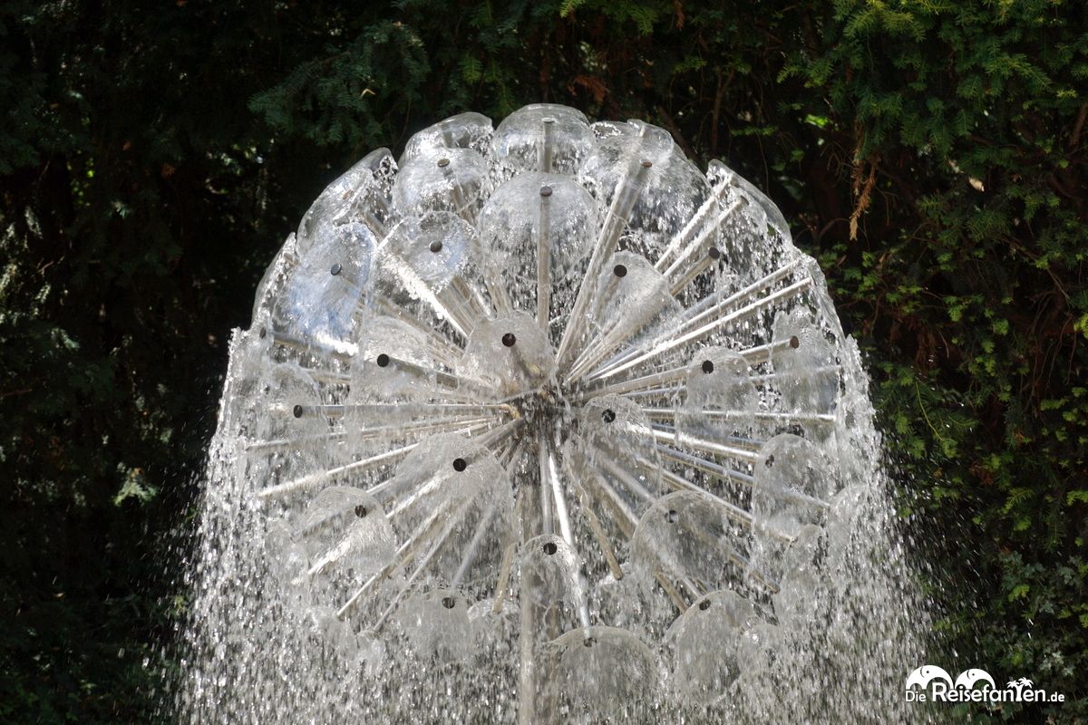 Einer der vielen Brunnen im Herzogenriedpark in Mannheim in der Nahaufnahme