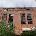 Kaputte Häuserfassade der alten Wollspinnerei in Leipzig