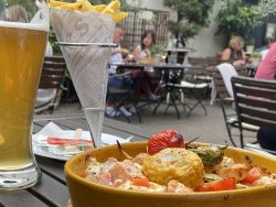 Radler, Pommes und Grillgemüse mit Lachs in der Hofschänke im Zwinger in Freinsheim