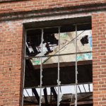 Zerbrochene Fenster an der alten Wollspinnerei in Leipzig