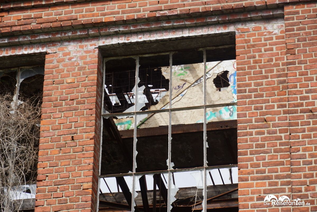 Zerbrochene Fenster an der alten Wollspinnerei in Leipzig