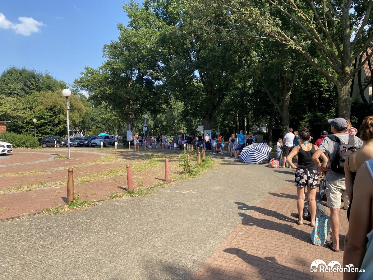 Die Schlange vor dem Schlossparkbad in Bremen