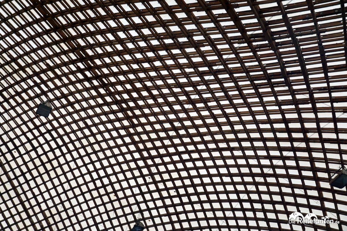 Graphische Deckenkonstruktion in der Multihalle im Mannheimer Herzogenriedpark