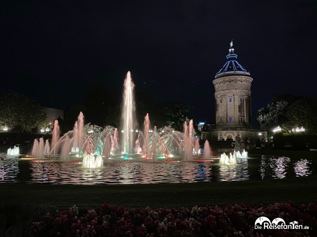 Der Mannheimer Wasserturm bei Nacht – reisefanten.de