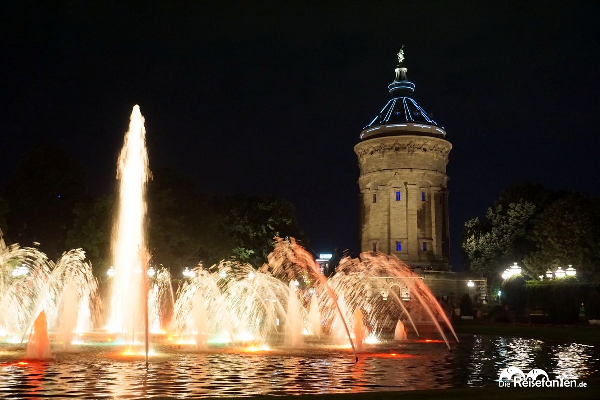 Der Mannheimer Wasserturm bei Nacht 3