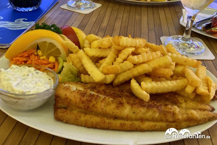 Paniertes Fischfilet im Restaurant Fisch Fitz in Timmendofer Strand