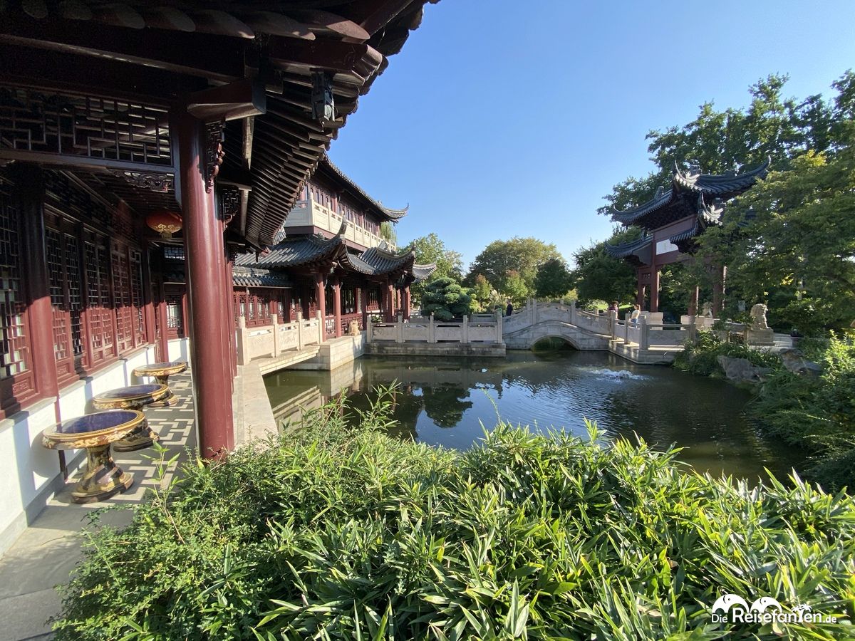 Die Vorderansicht im Chinesischen Teehaus im Luisenpark Mannheim