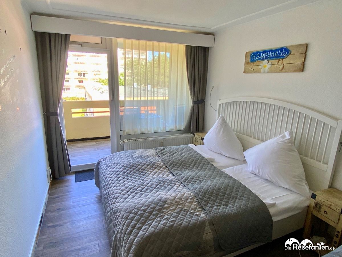 Doppelbett im Appartement der Villa Anna in Sankt Peter Ording