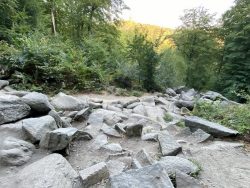 Entang des Felsenmeeres führt auch ein kleiner Fussweg Kopie