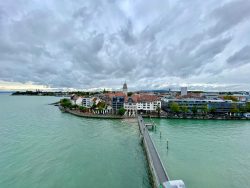 Ausblick vom Moleturm in Friedrichshafen auf die Stadt