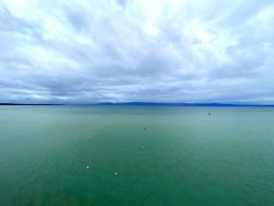 Weiter Blick auf den Bodensee vom Moleturm in Friedrichshafen