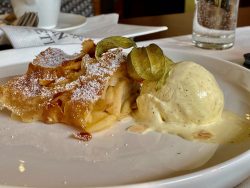Apfelstrudel mit Eis im Restaurant des Hotel Edelweiss in Berchtesgaden