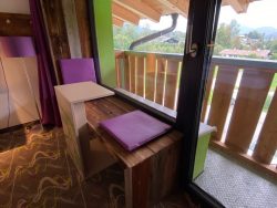 Sitzbereich mit kleinem Balkon im Explorer Hotel Bertesgaden am Königssee