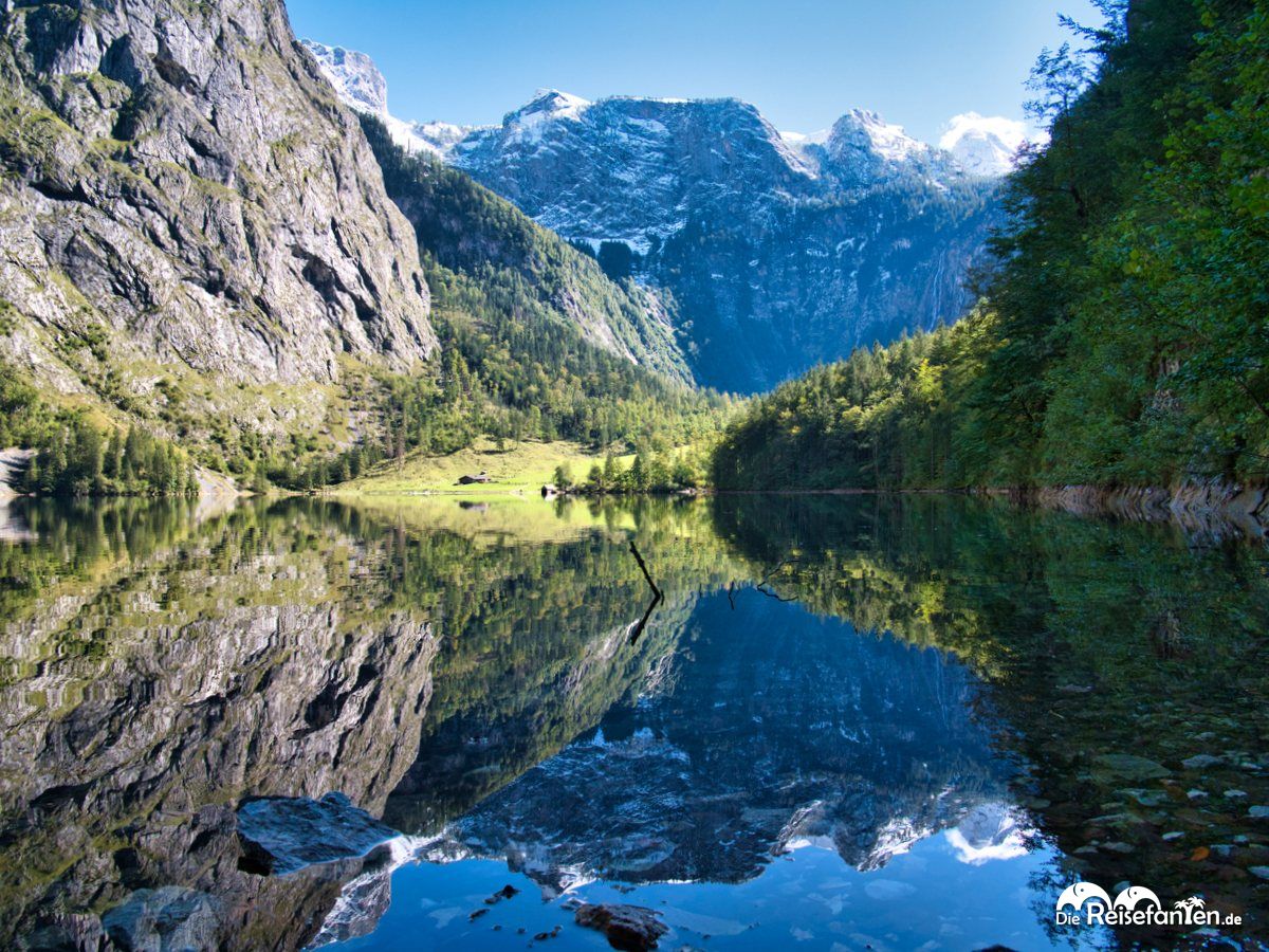 Spiegelndes Wasser am Obersee